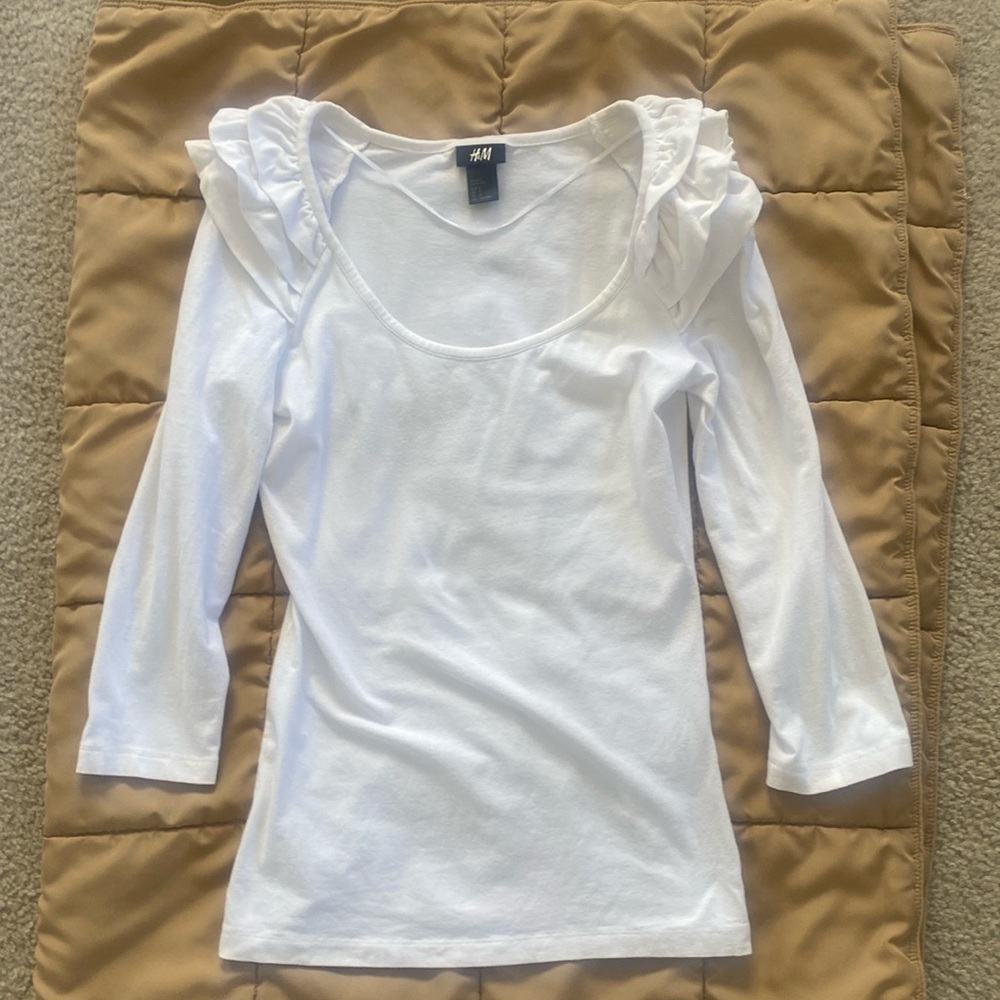 H&M top ruffles on the shoulders